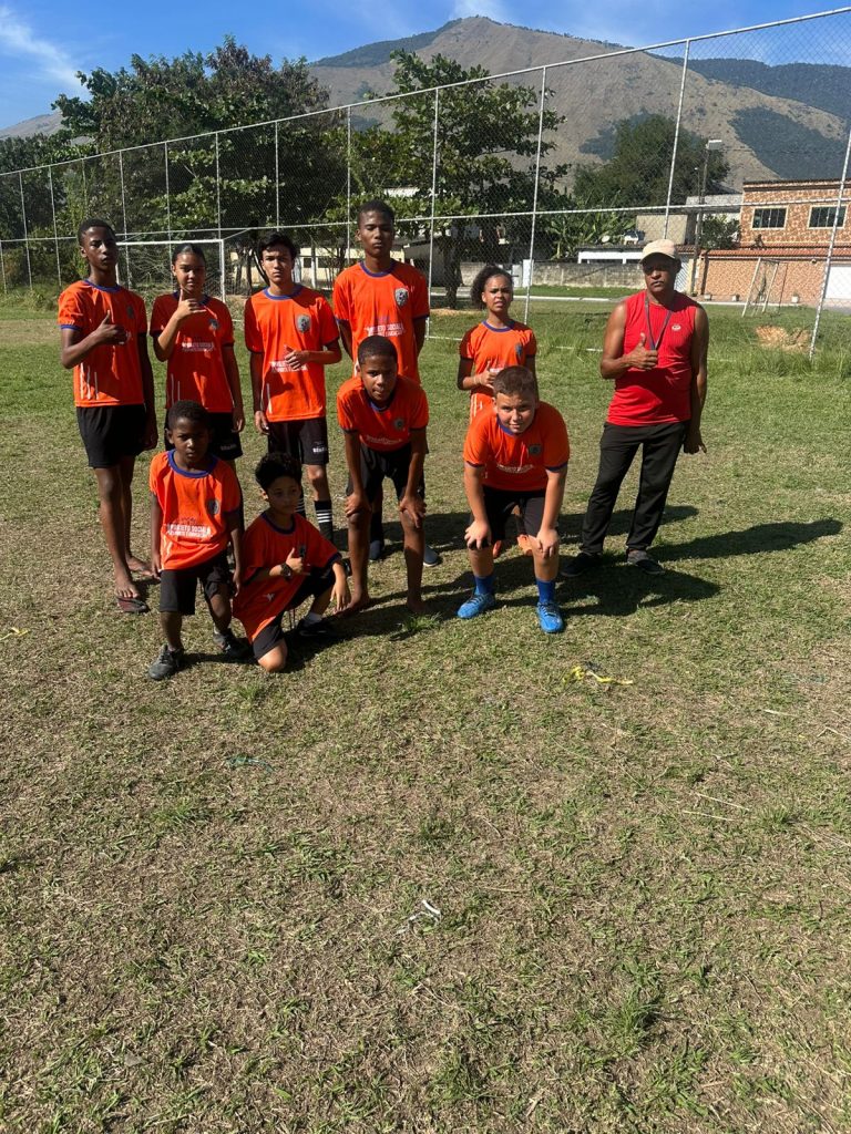 Futebol no núcleo Dois de Ouro (Nova Iguaçu) — turma Infantil e Juvenil