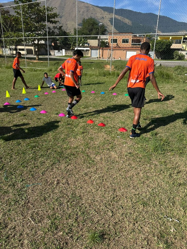 Futebol no núcleo Dois de Ouro (Nova Iguaçu) — turma Infantil e Juvenil