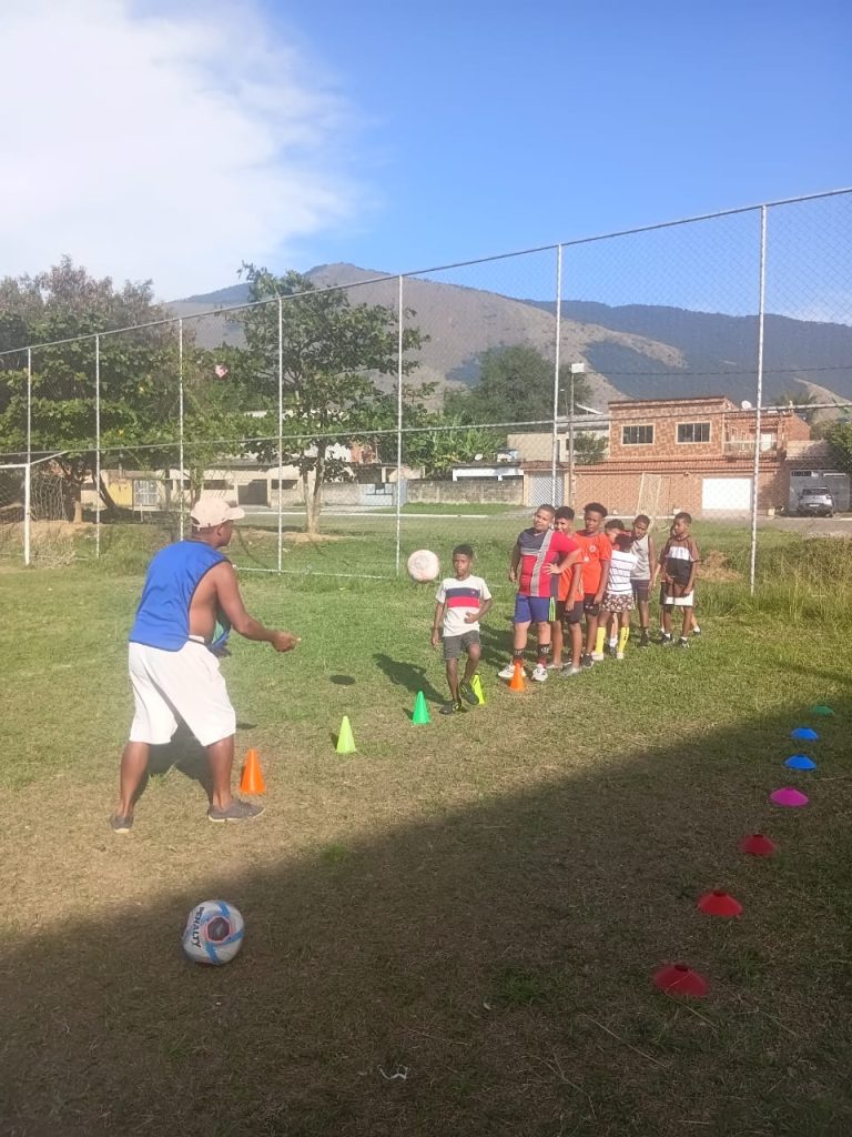 Futebol no núcleo Dois de Ouro (Nova Iguaçu) — turma Infantil e Juvenil