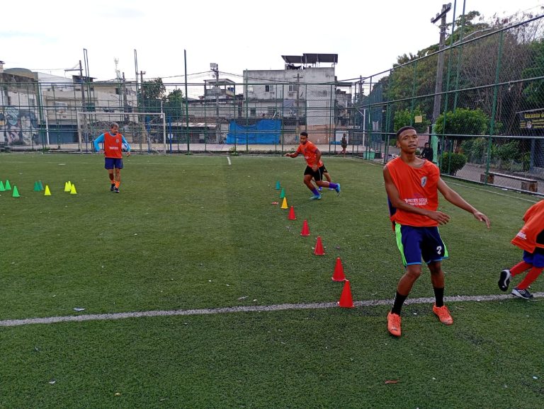 Futebol no núcleo Cidade de Deus — turma Infantil e Juvenil