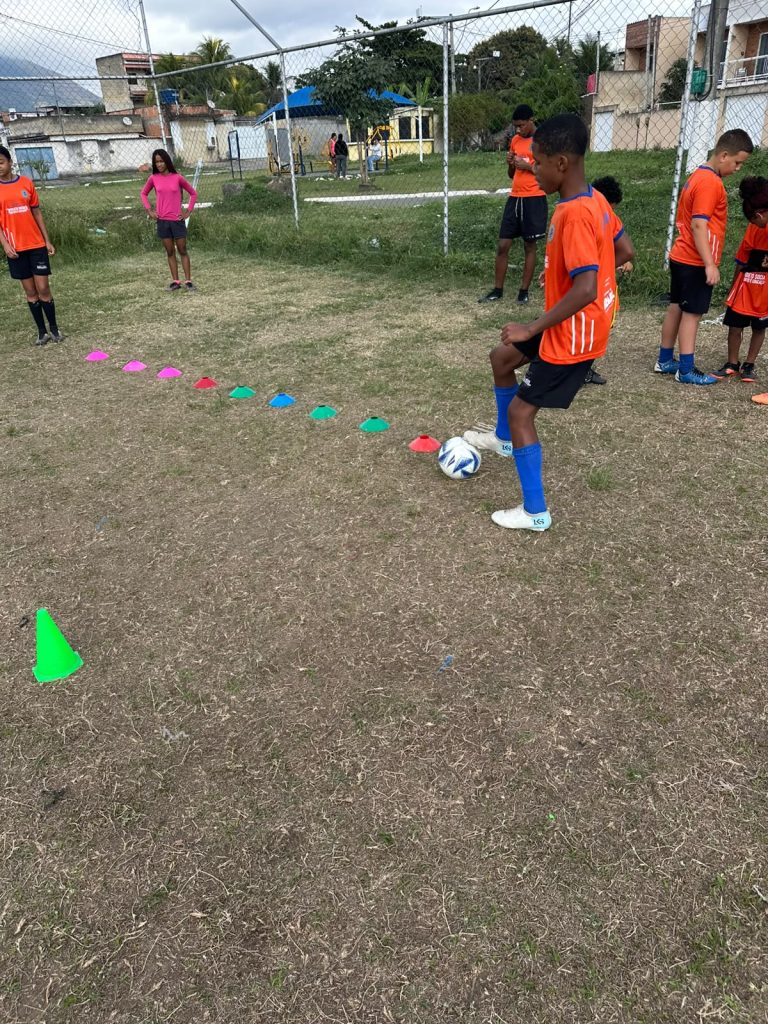 Futebol no núcleo Nova Iguaçu — turma Infantil e Juvenil
